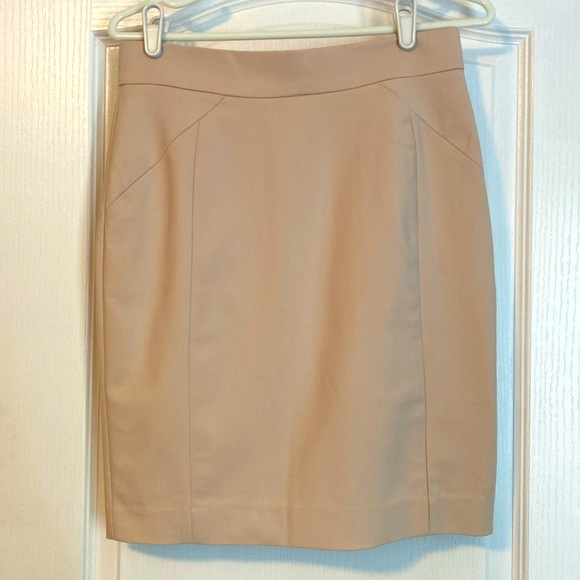 H&M skirt. Cream colour. Excellent condition. 21 in. Long. Smoke free home - Picture 1 of 5